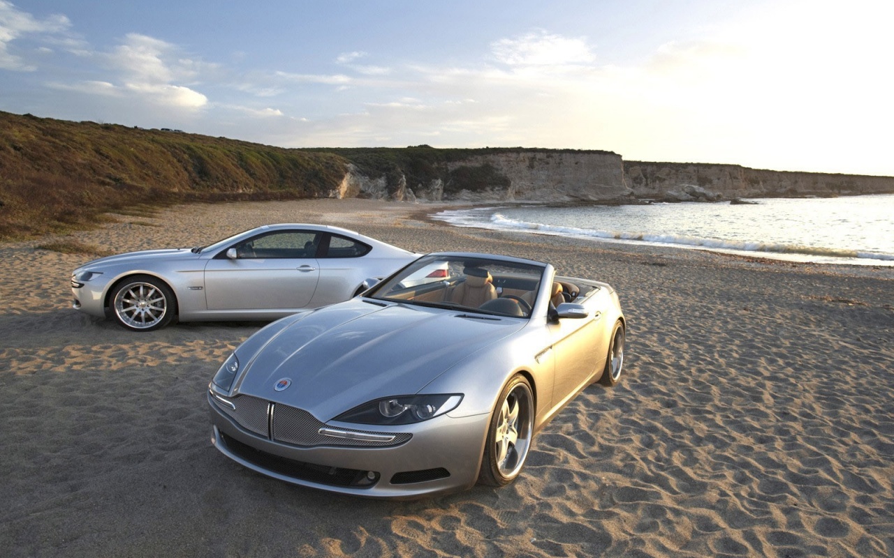 Два спорткара на берегу моря обои