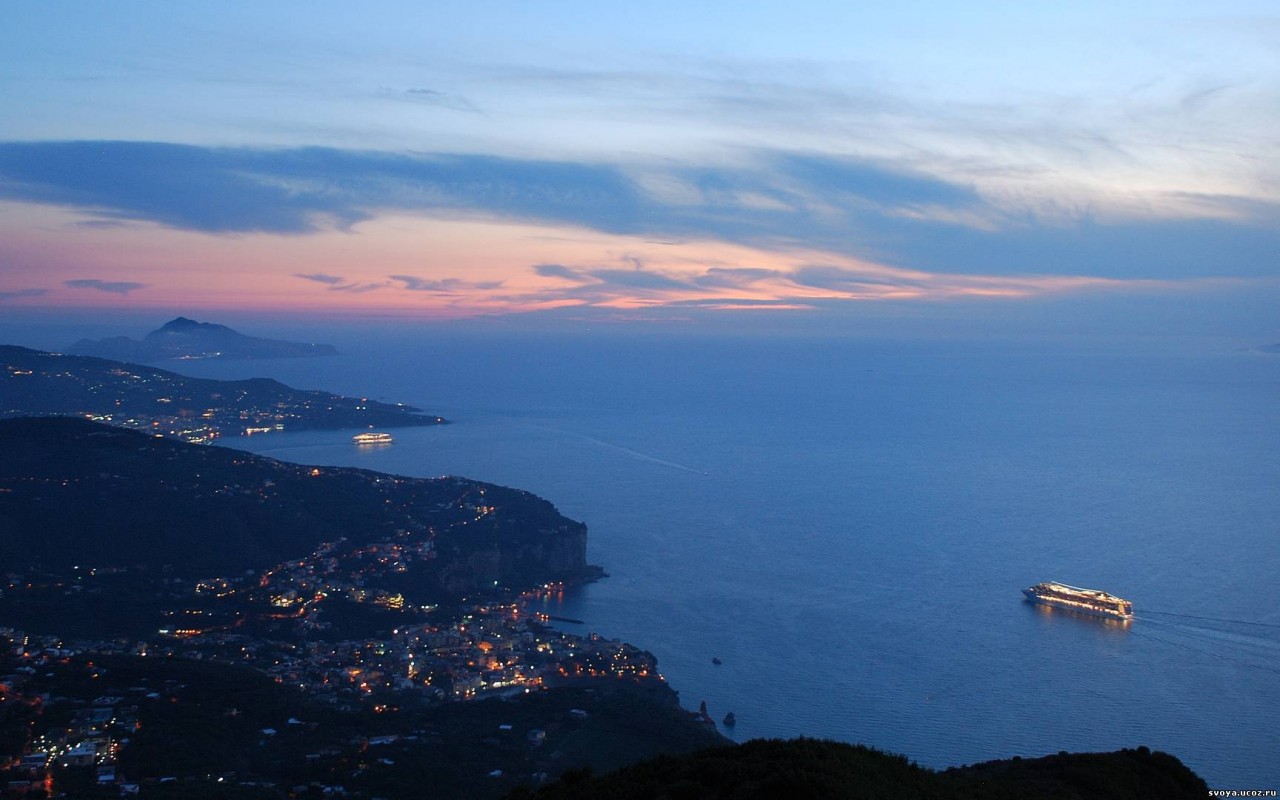 Городок у моря обои