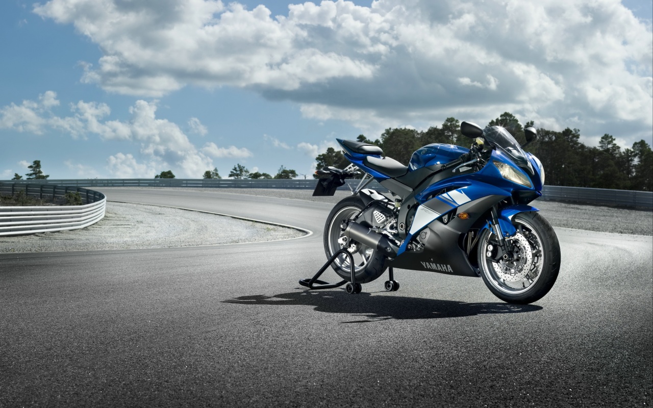 Yamaha R6 на трассе обои