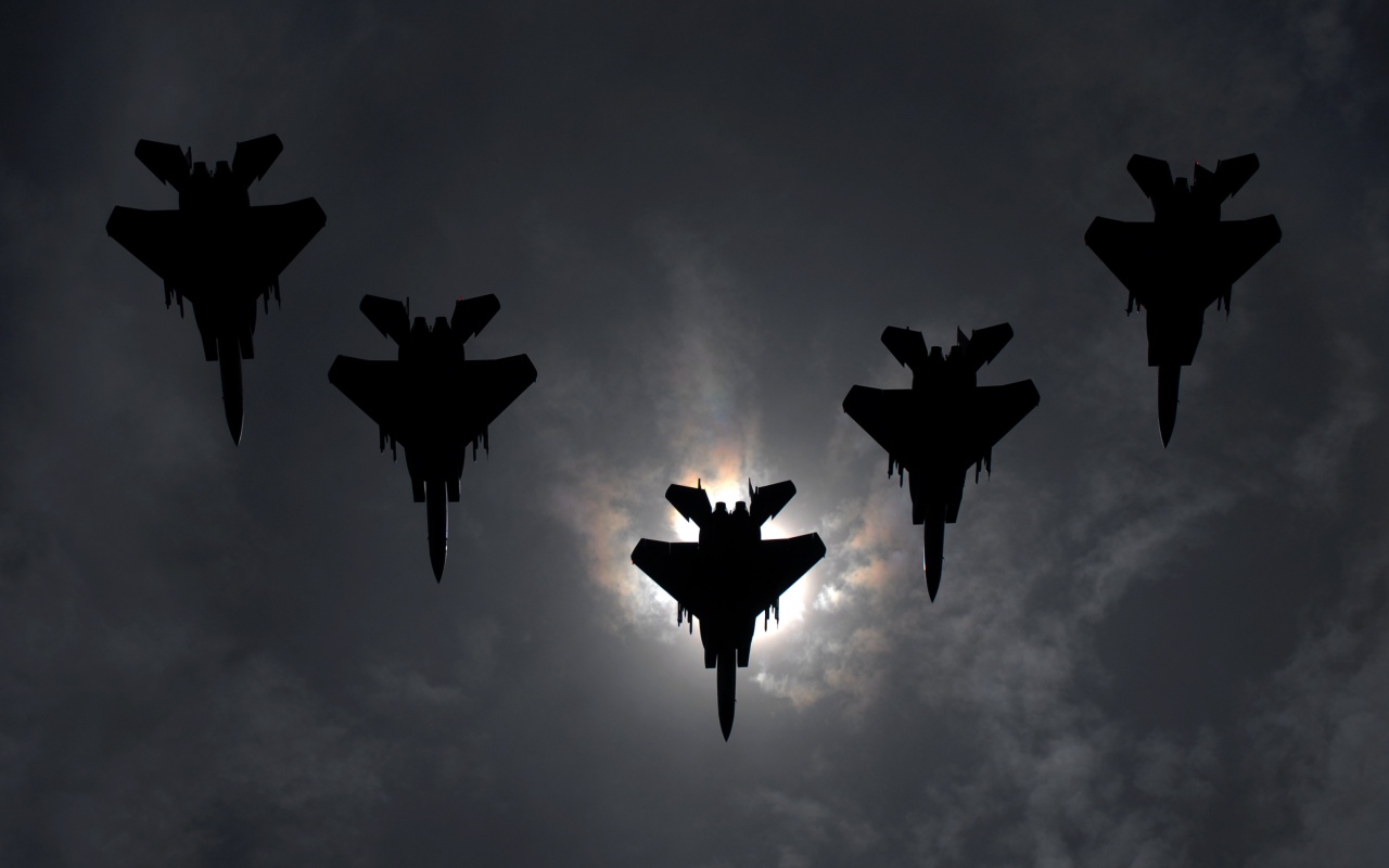 Ряд истрибителей на фоне солнца обои