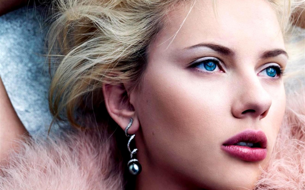 Скарлет Йохансон со змеиными серьгами обои