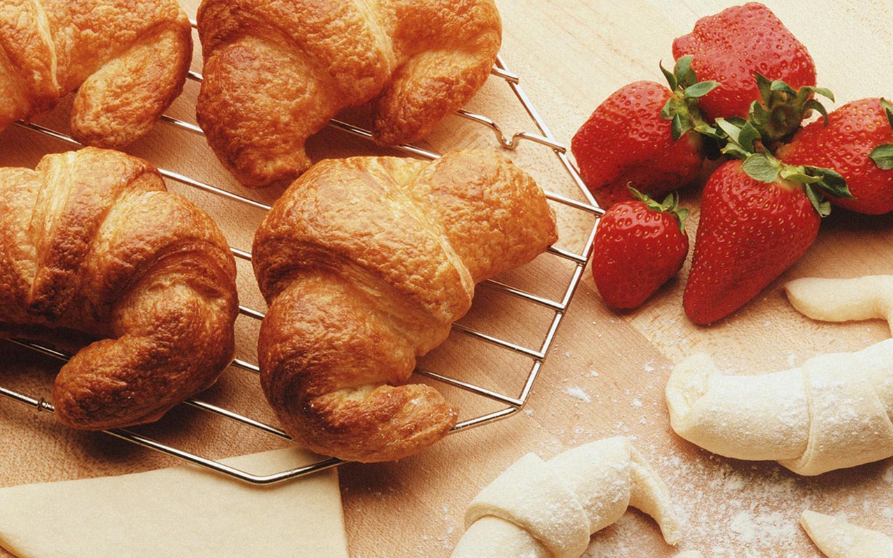 Круассаны с клубникой обои