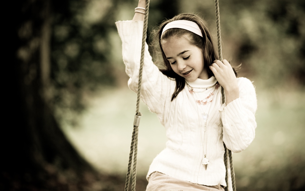 Девочка на качелях обои