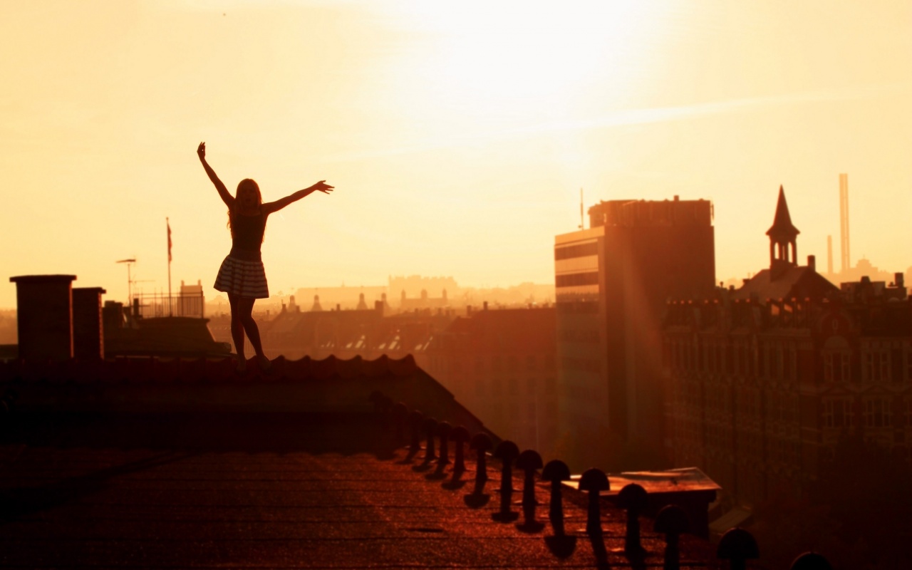 Девушка на крыше обои