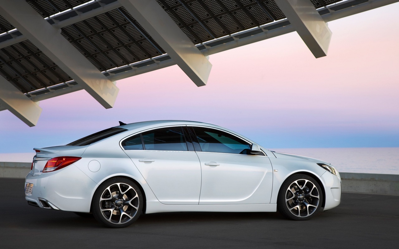 Белый седан под крышей обои