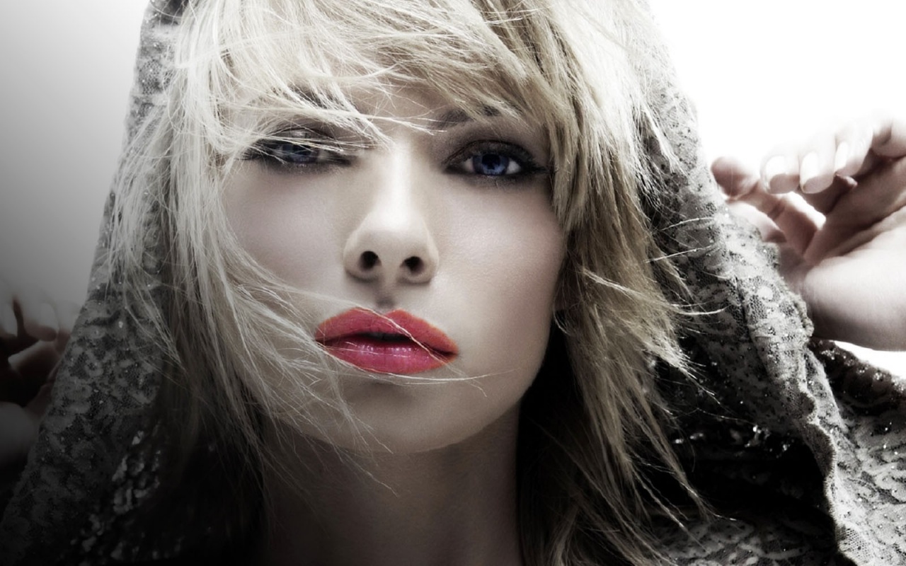 Девушка с красными губами обои