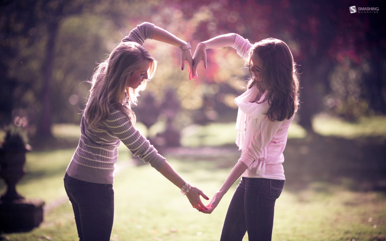 Две девушки и сердце из рук обои