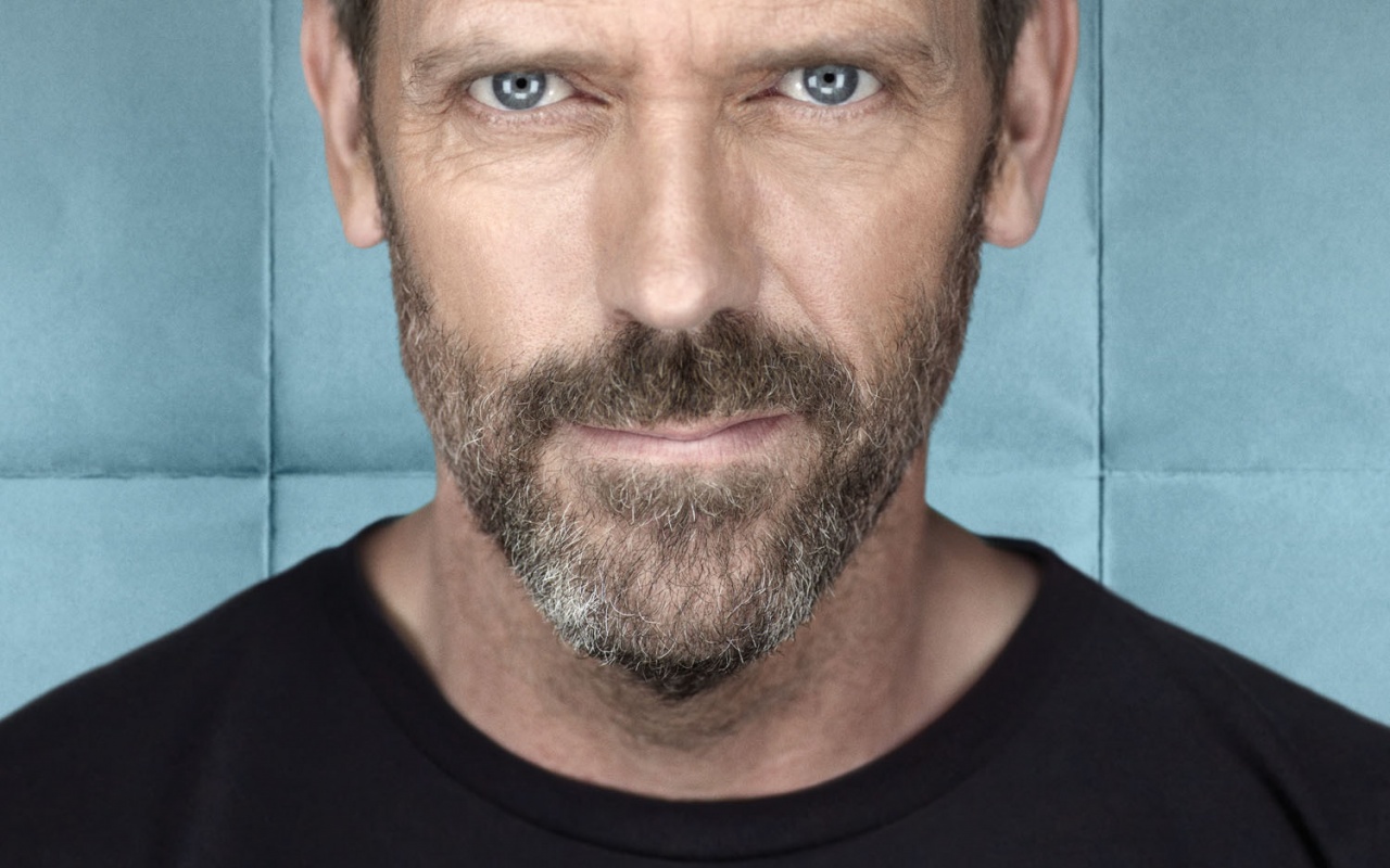 Доктор Хаус в футболке со змеями на трости обои