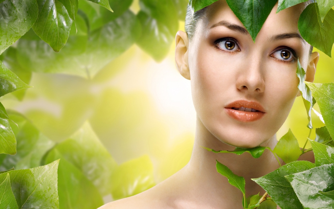 Девушка с зелеными листьями обои