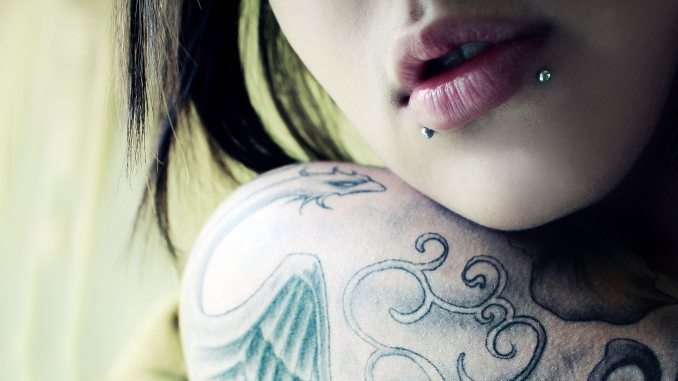 Плечо с татуировкой обои