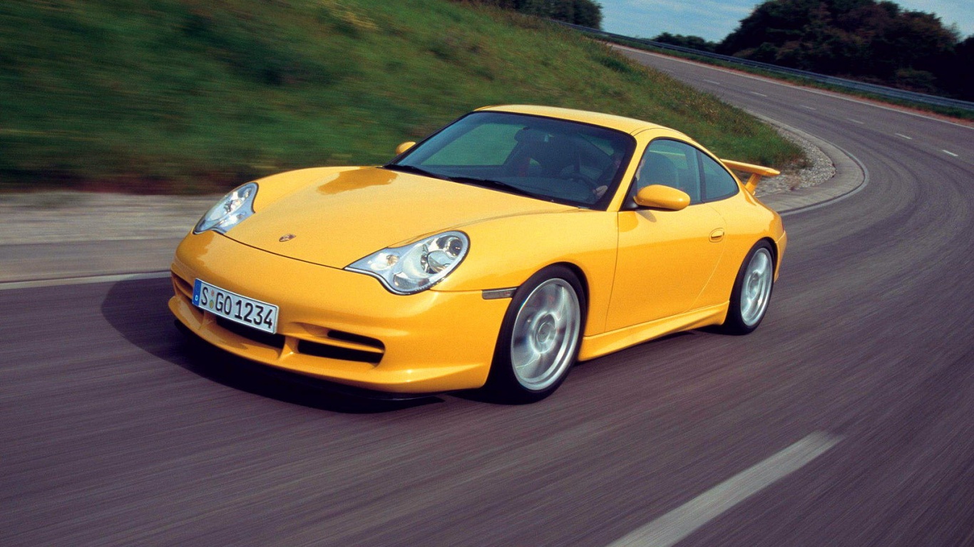 Желтый порш на повороте обои