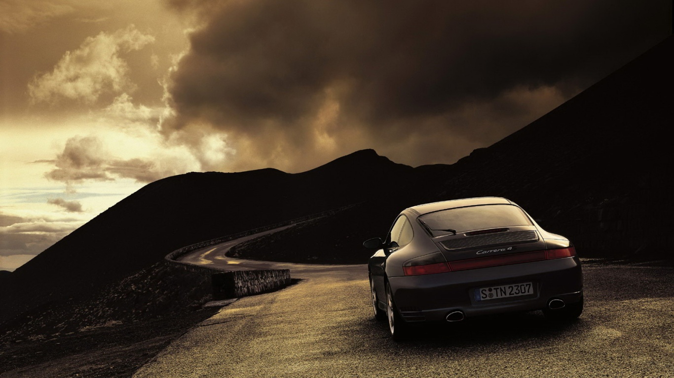 Черный Порше на горной дороге обои