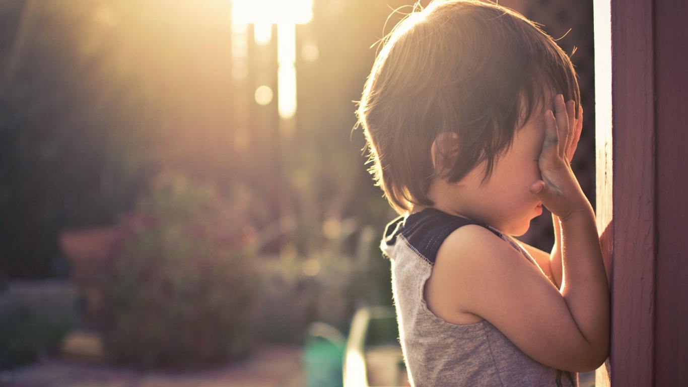 Малыш играет в прятки обои