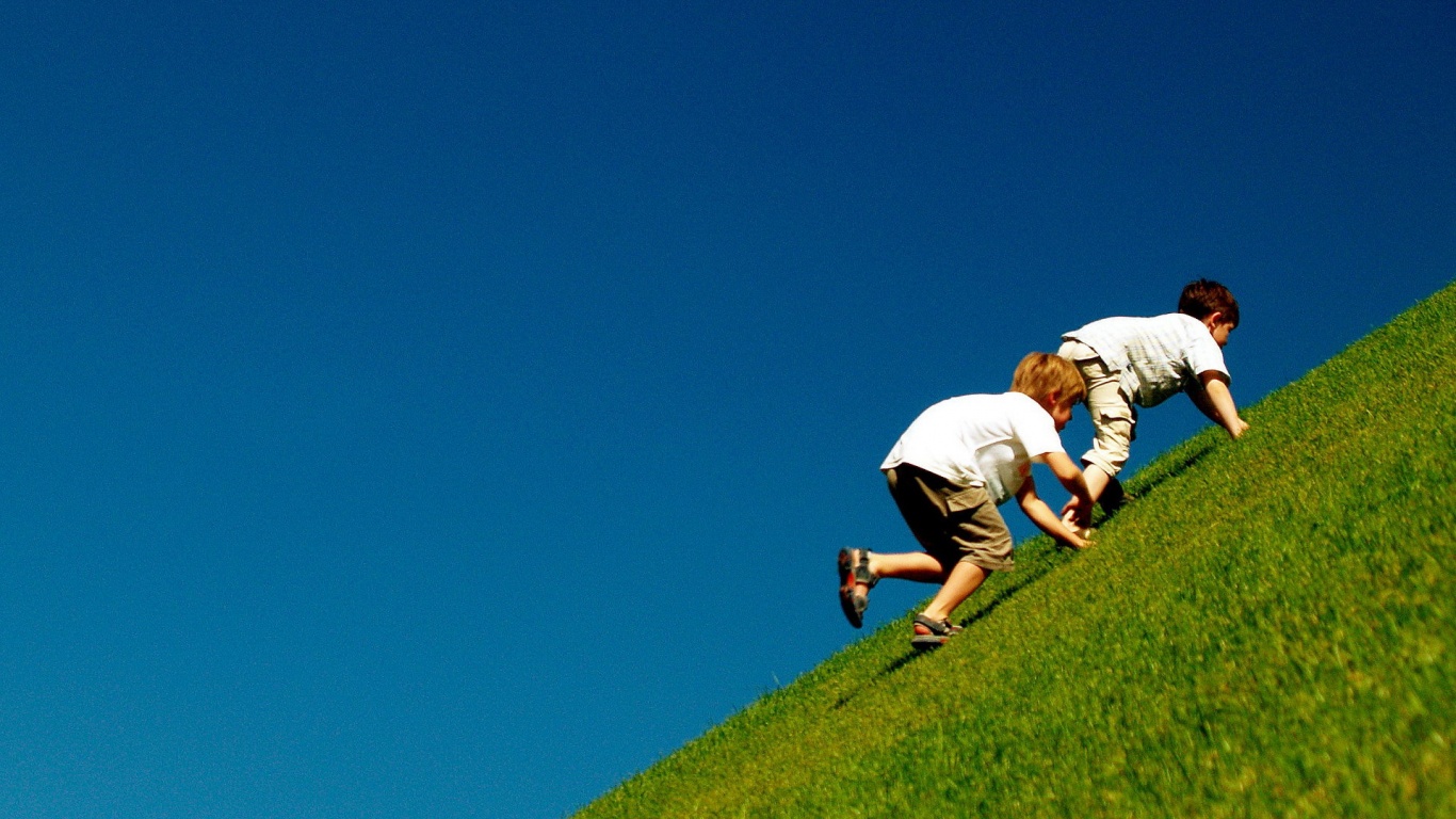 Дети взбираются в гору обои