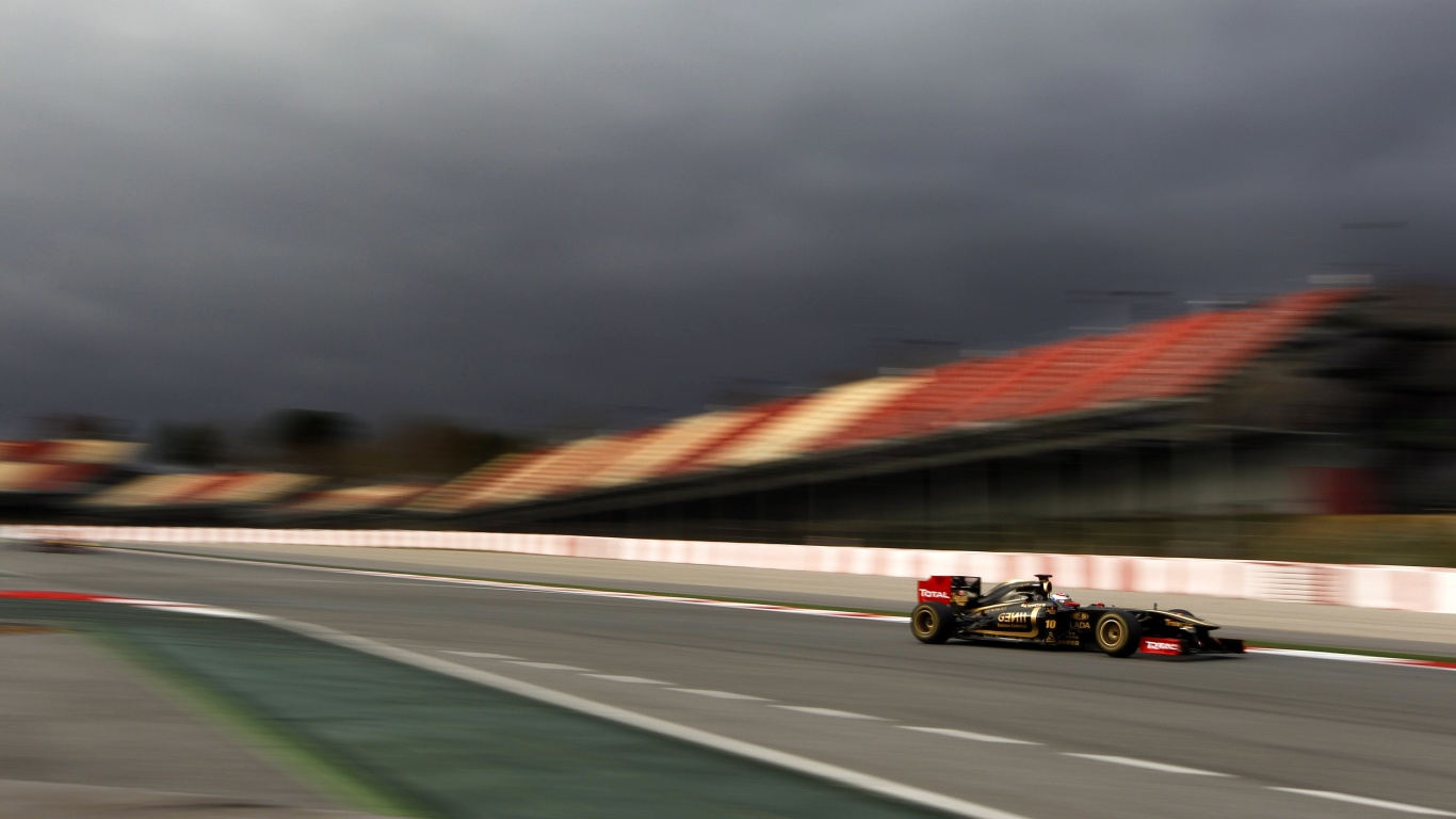 Болид на треке обои