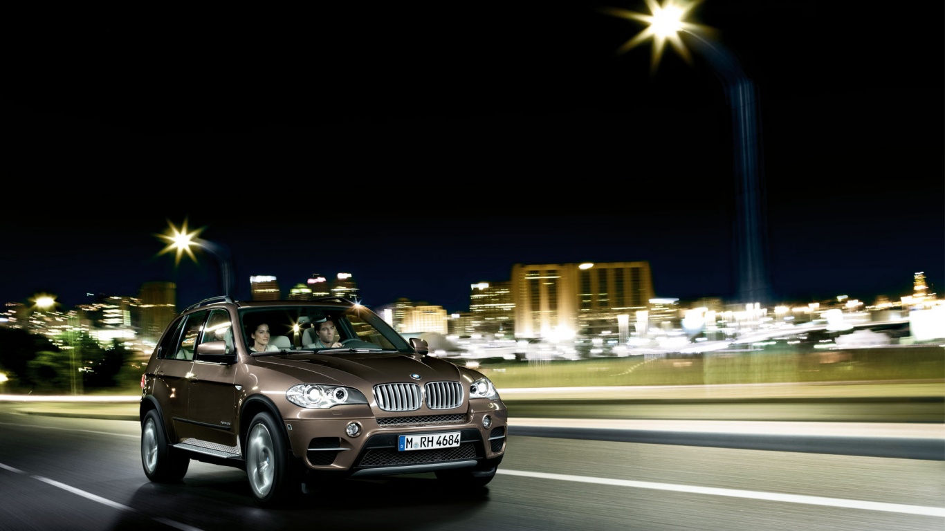 Пара в BMW X5 обои