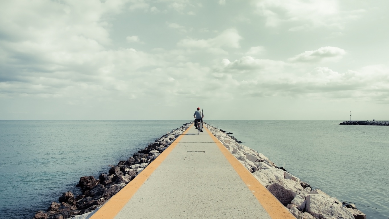 Велосепидист на волнорезе обои