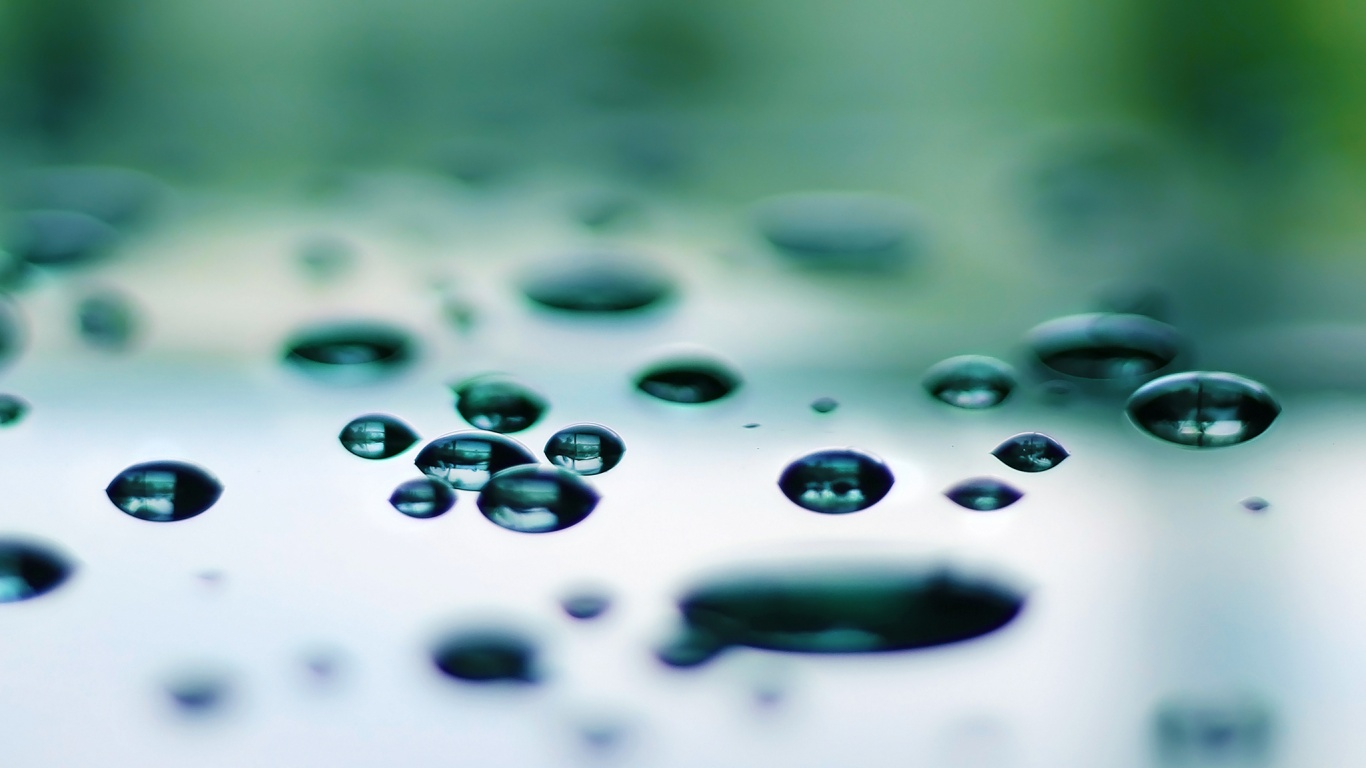 Темные капли на зеркальнйо поверхности обои