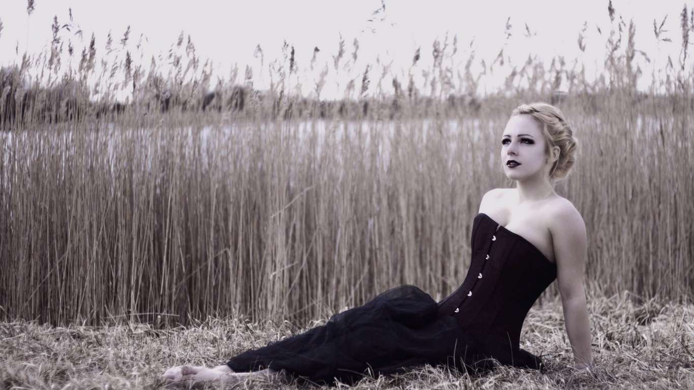 Девушка на траве в черном корсете обои