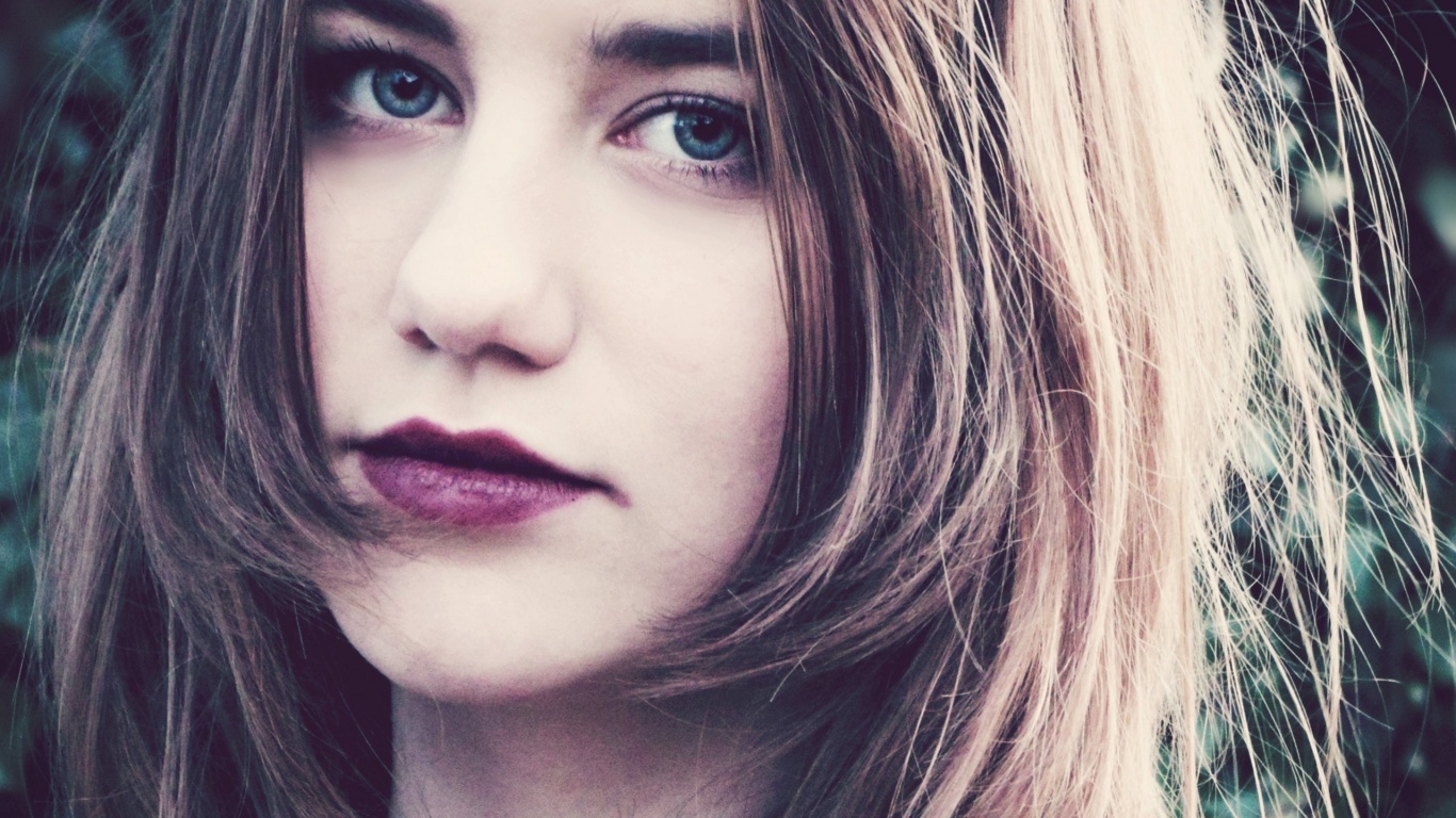 Взгляд голубоглазой девушки обои