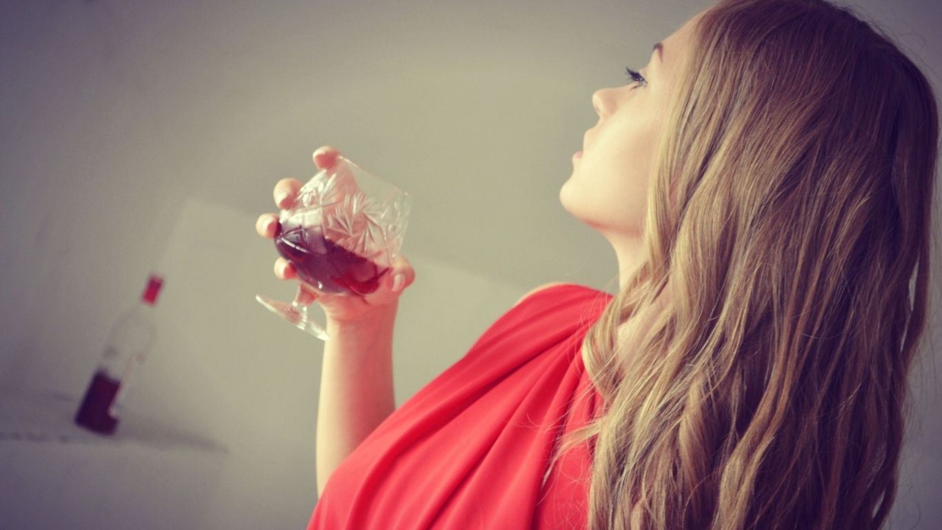 Девушка с бокалом обои