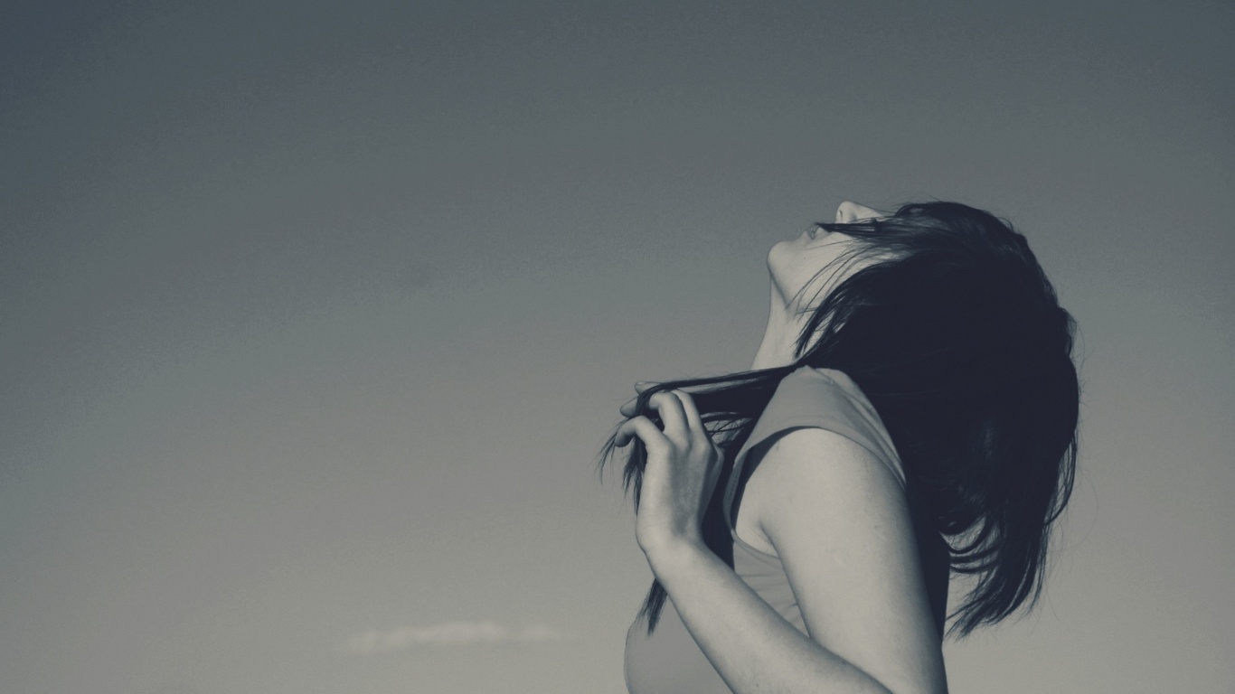 Взгляд брюнетки в небо обои