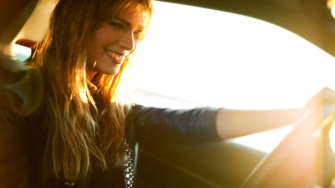 Девушка за рулем автомобиля обои