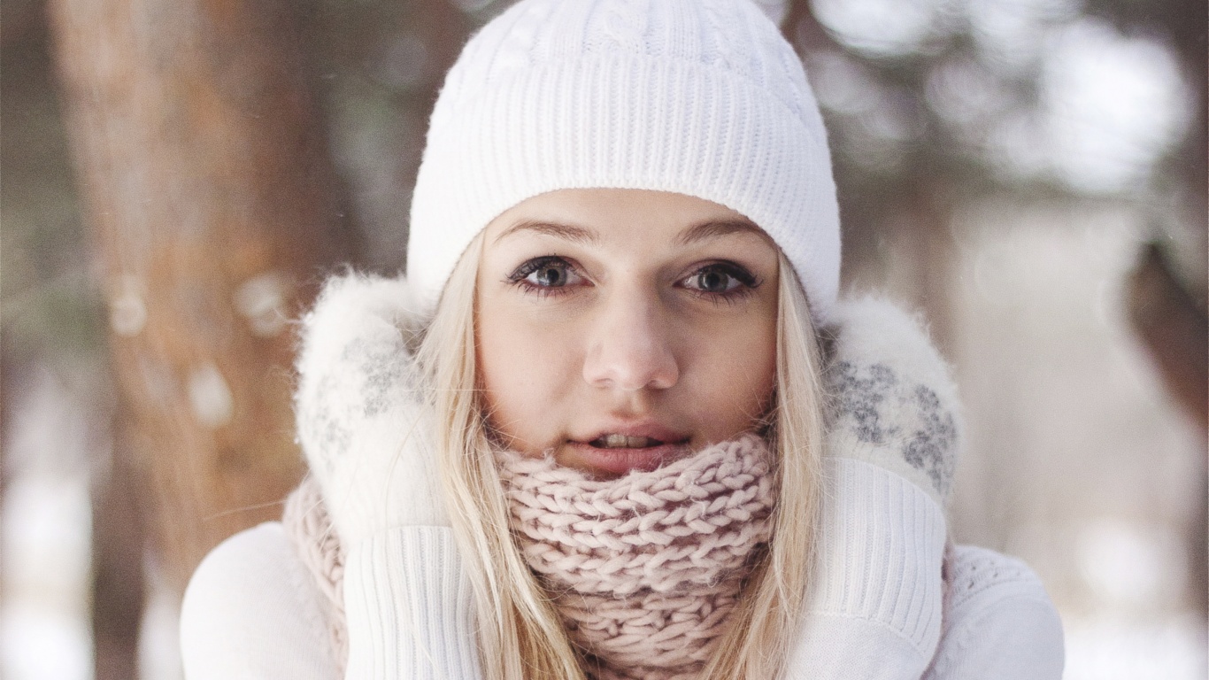 Девушка в белом в снежном лесу обои