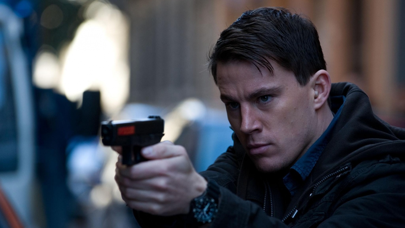 Ченнинг Татум с пистолетом обои