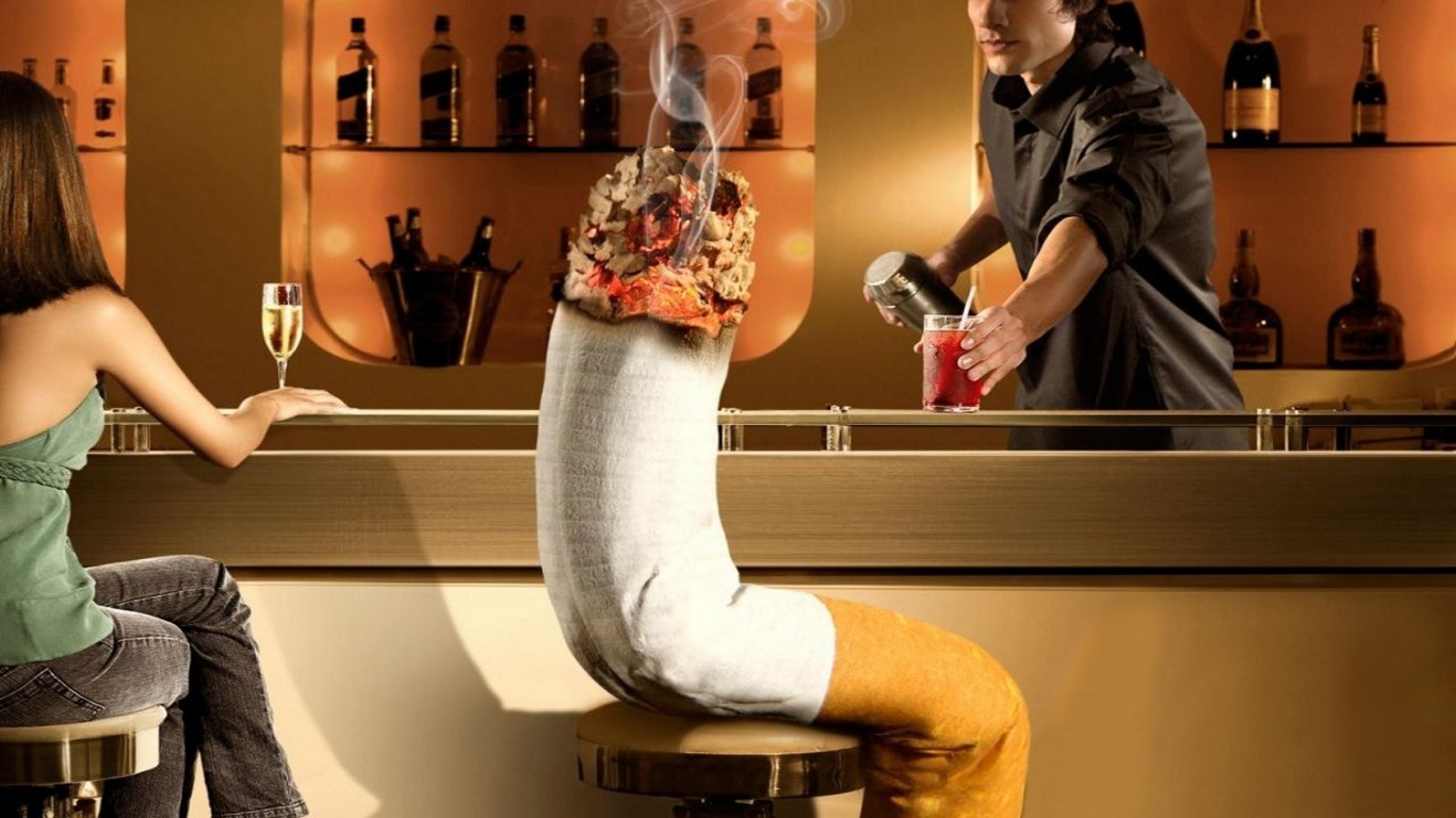 Сигарета в баре обои