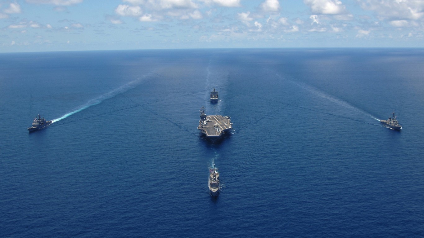 Авианосец с эскортом обои