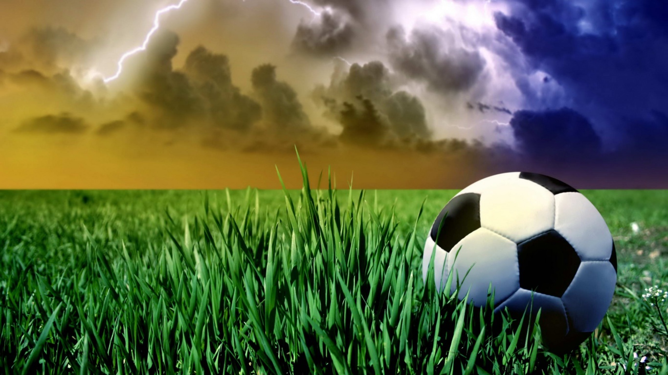Футбольный мяч на газоне обои