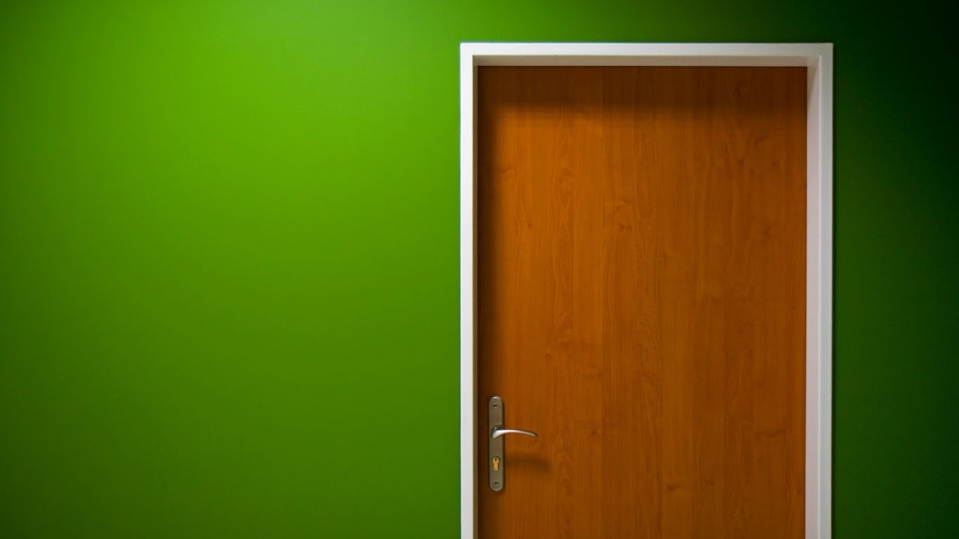Дверь в стене обои