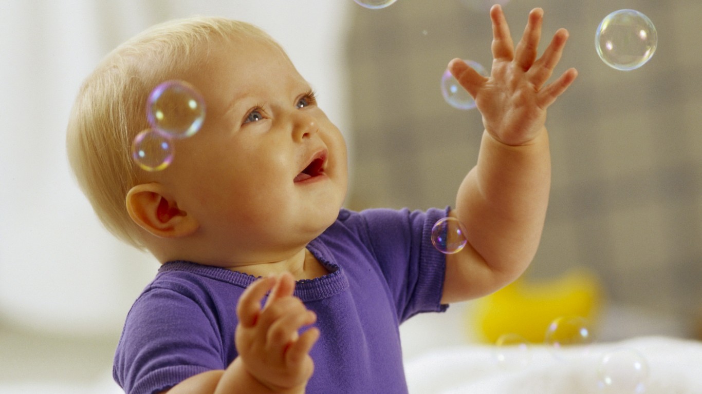 Игра с мыльными пузырями обои
