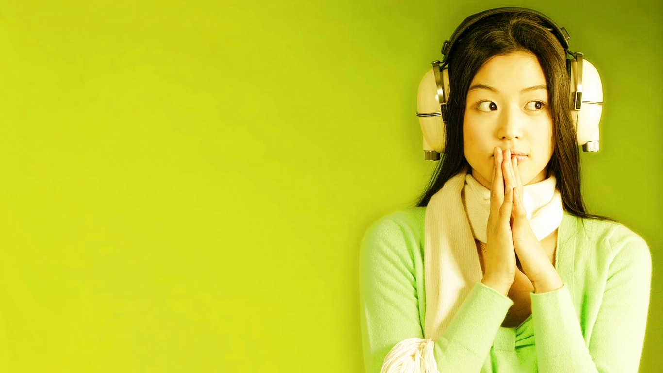 Японка в наушниках обои