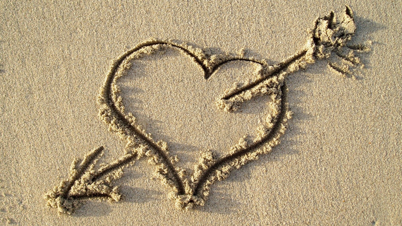 Сердце на песке обои