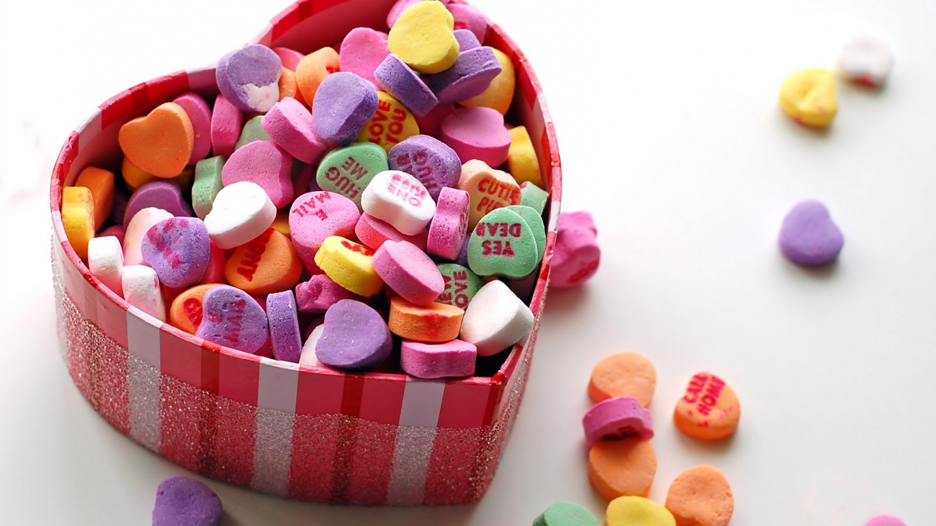Конфеты в форме сердца обои