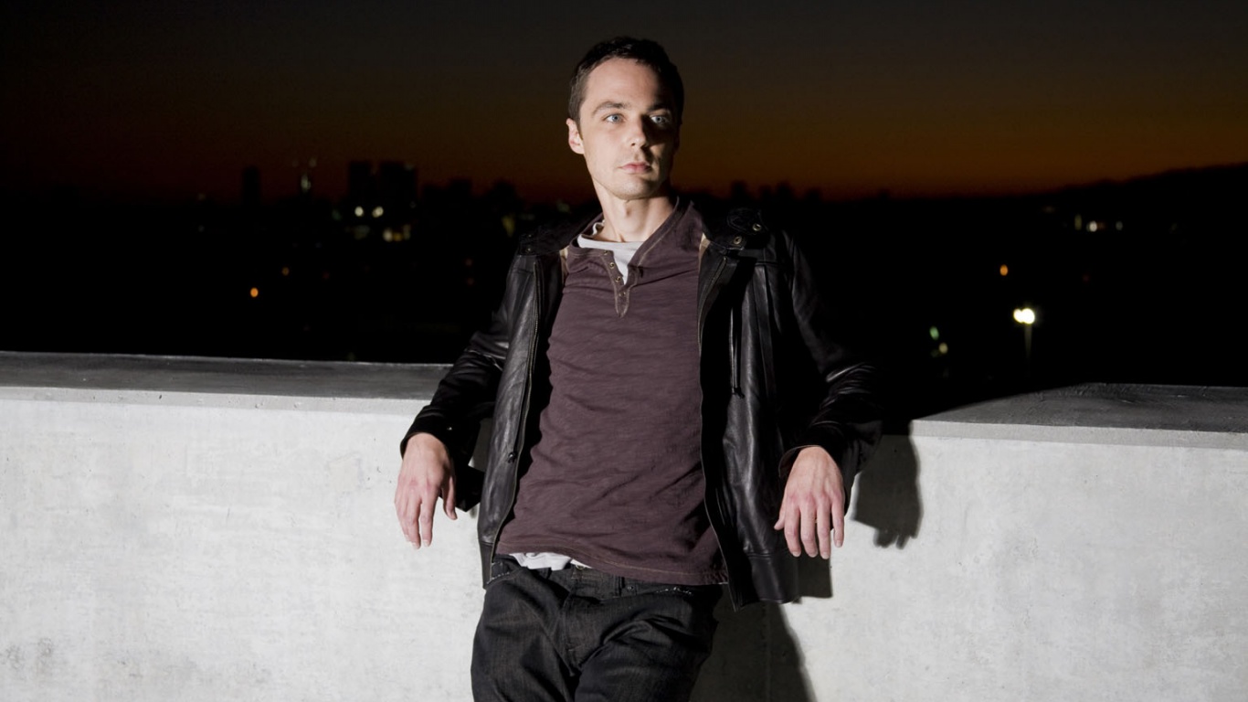 Джим Парсонс на балконе обои