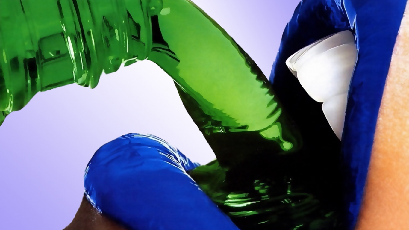 Пьющая девушка обои