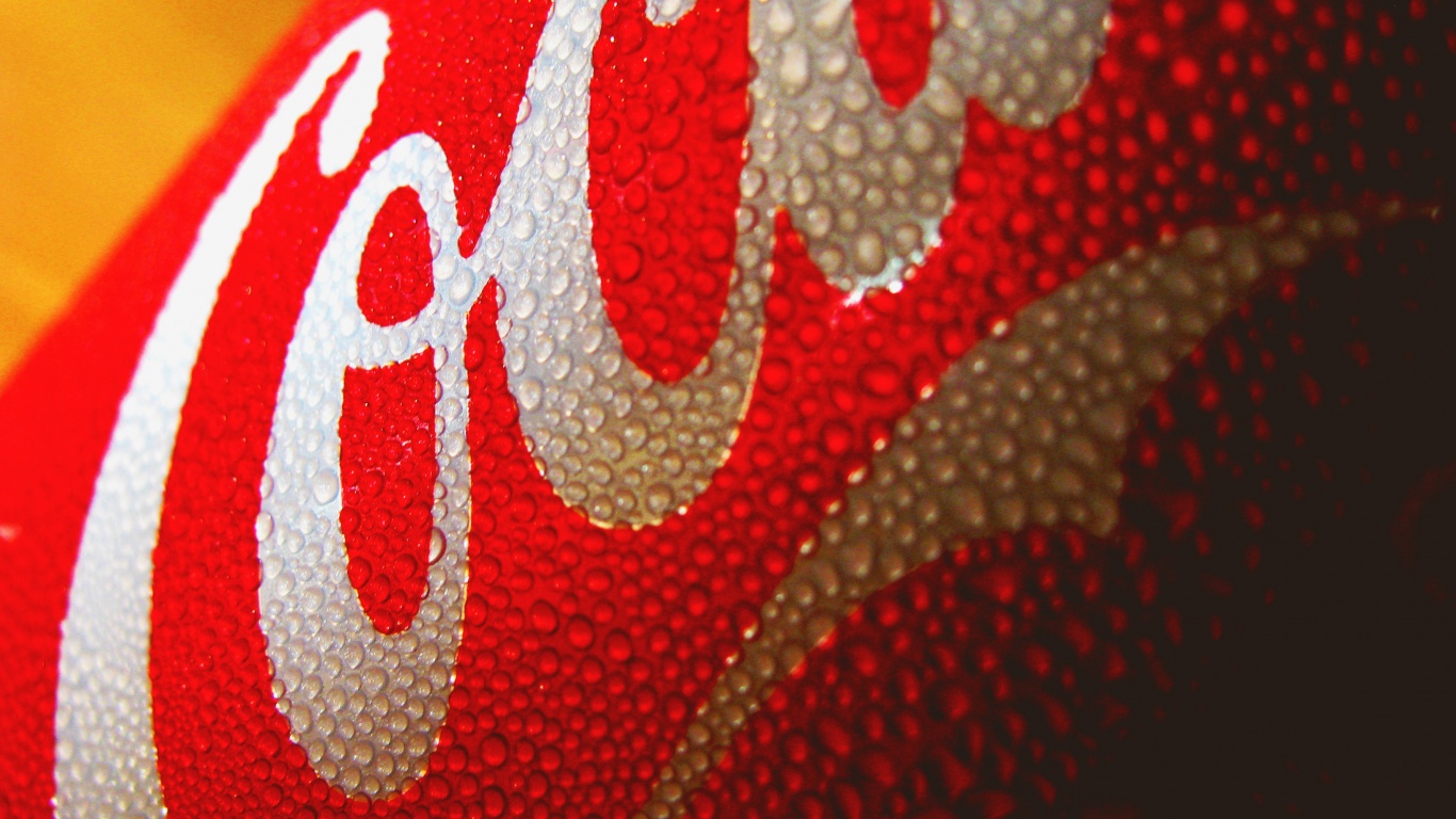 Запотевшая банка Кока-Колы обои