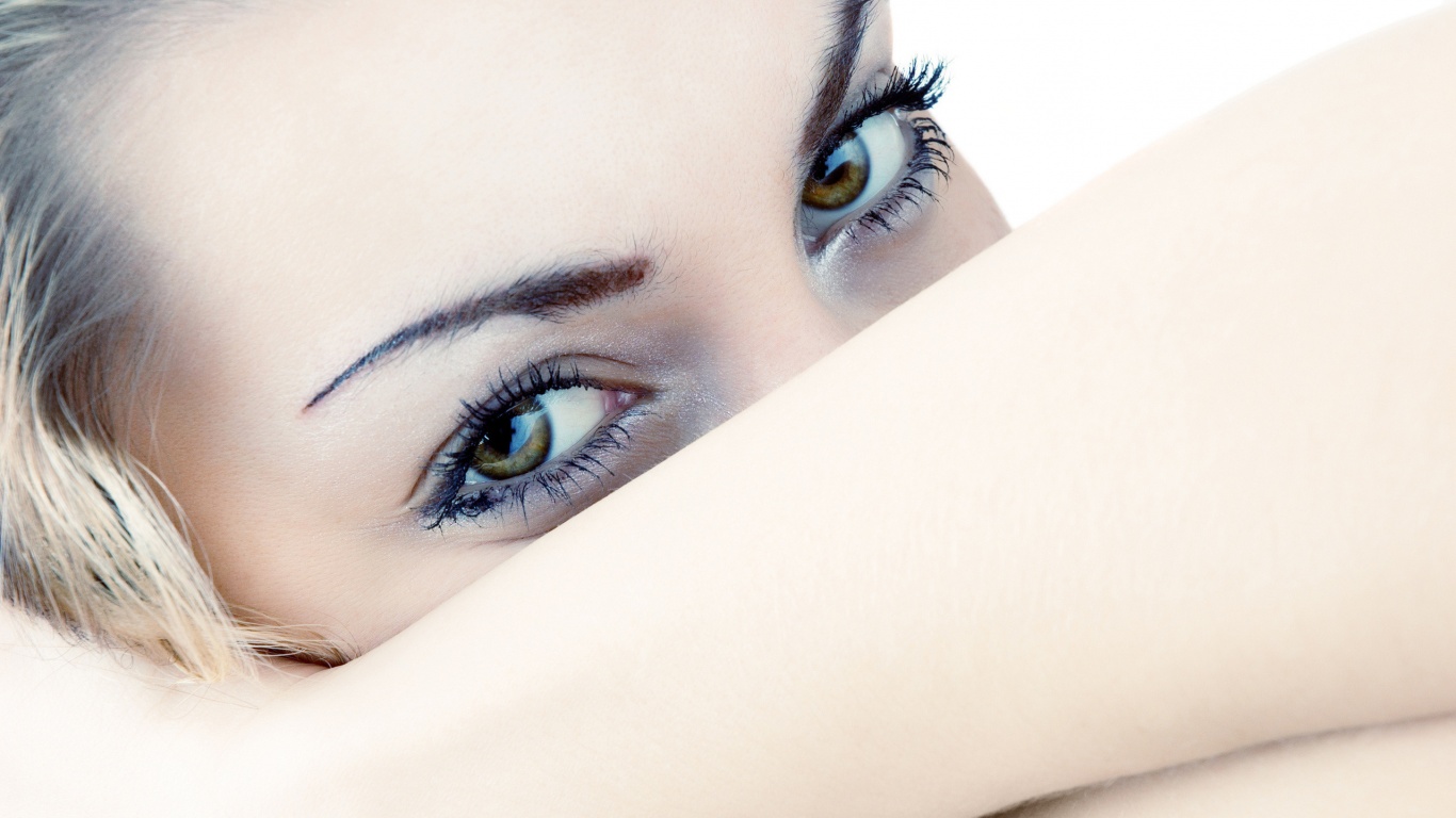 Девушка прикрыла лицо рукой обои