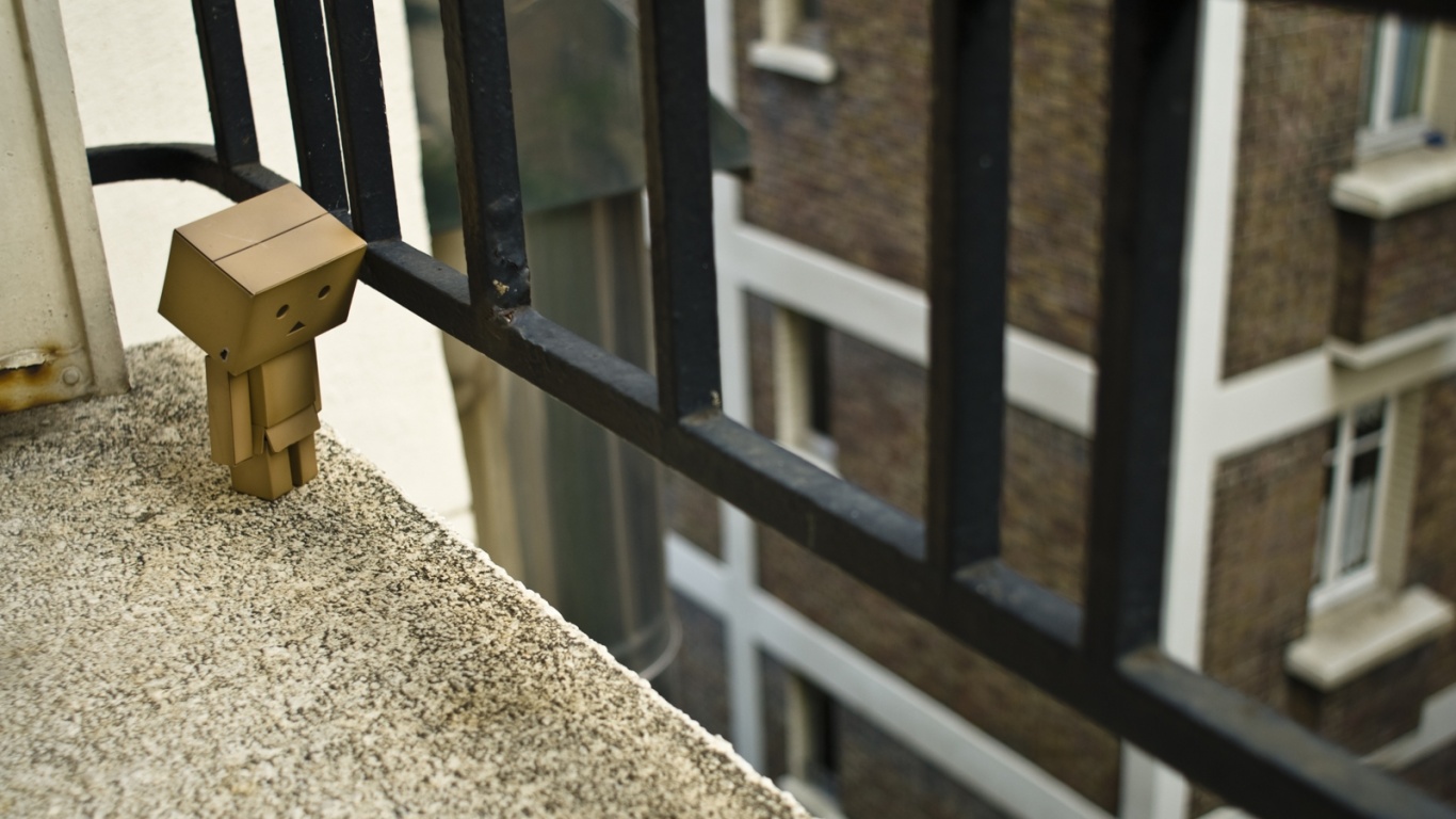 Грустный картонный человечек обои