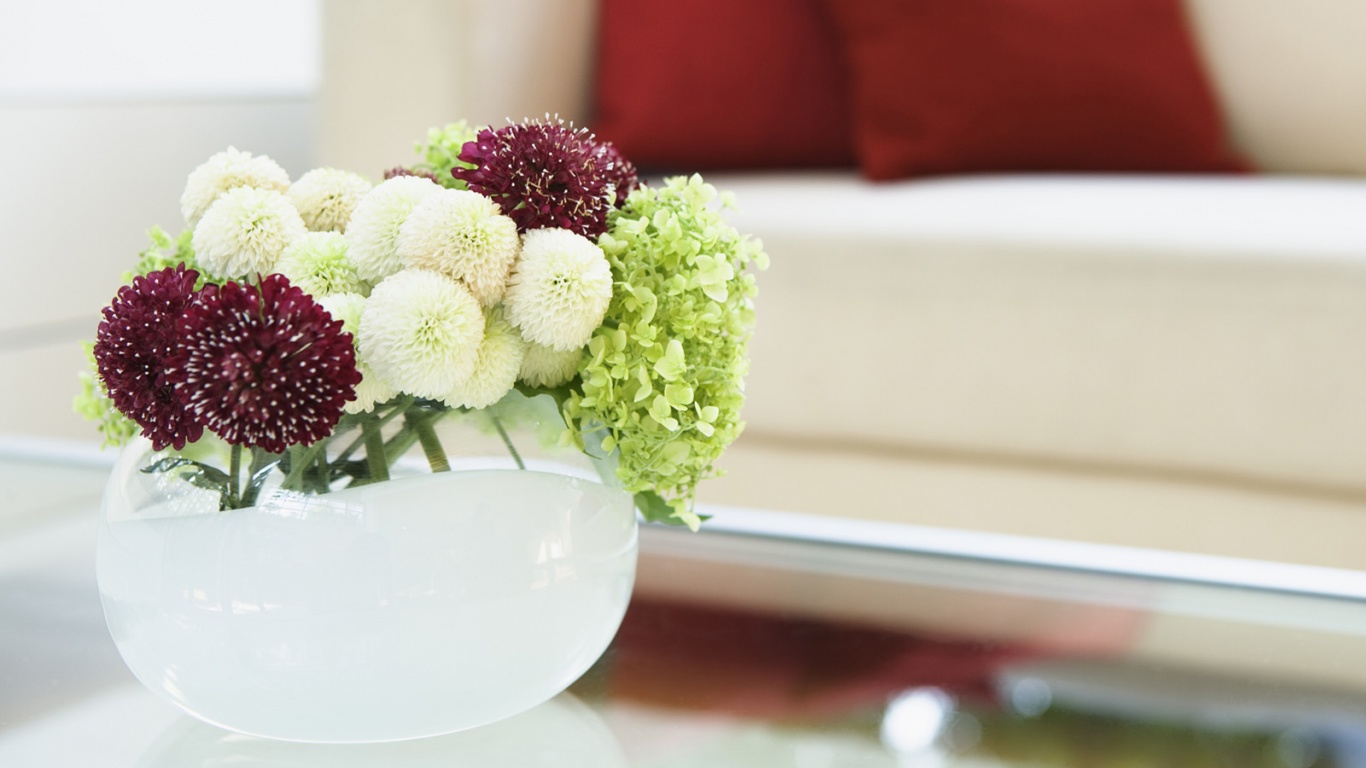 Цветы в белой вазе обои