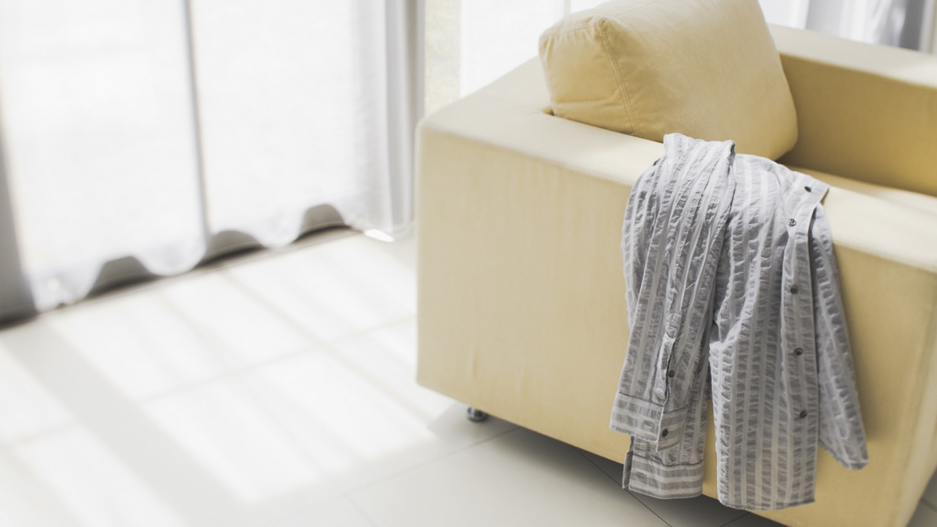 Рубашка на кресле обои