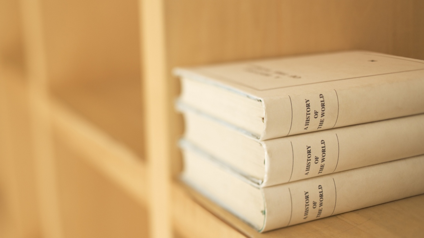 Книги на полке обои