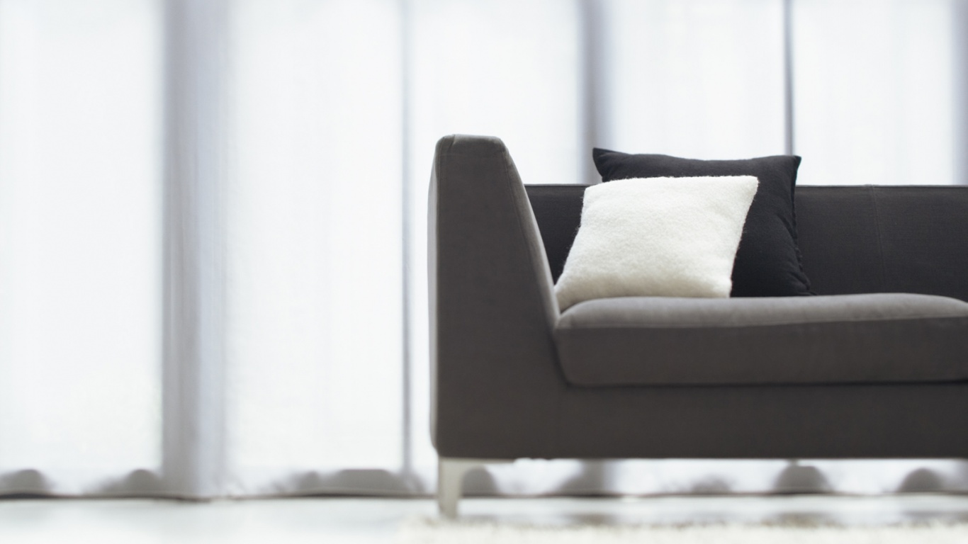 Диван с черной и белой подушками обои