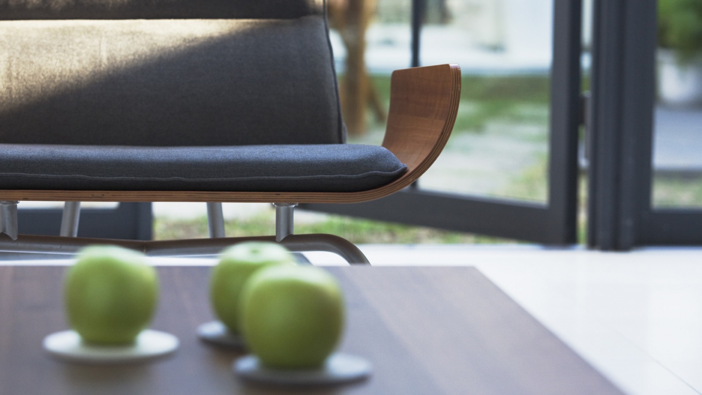 Яблоки на столе обои