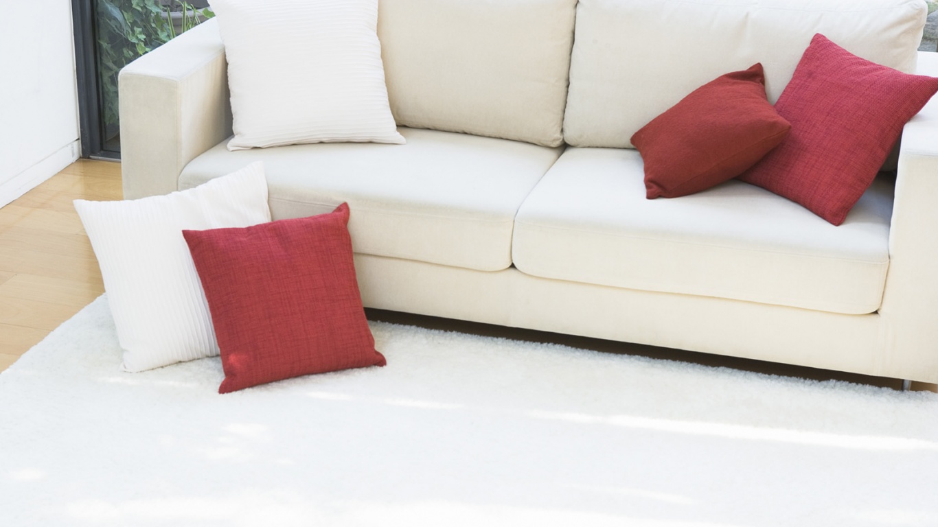 Диван с подушками обои