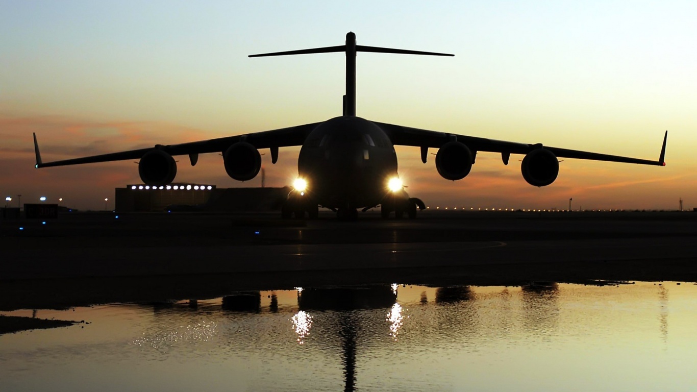 Самолет на взлетной полосе обои