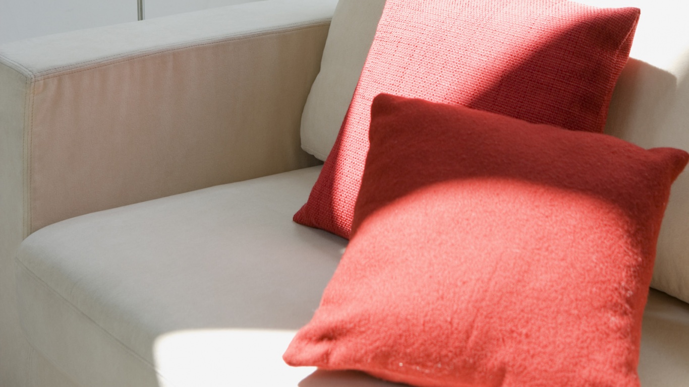 Красные подушки обои